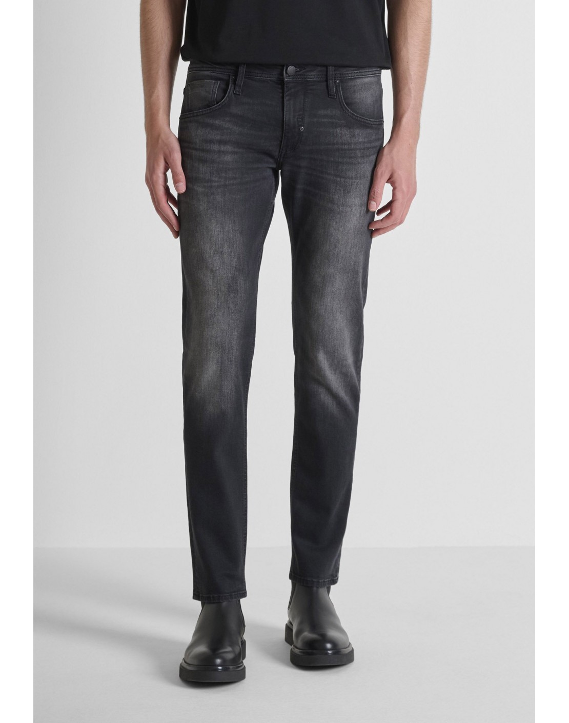 Antony Morato Pantalón Vaquero Comfort Tapered Fit «KURT» en denim negro degradado