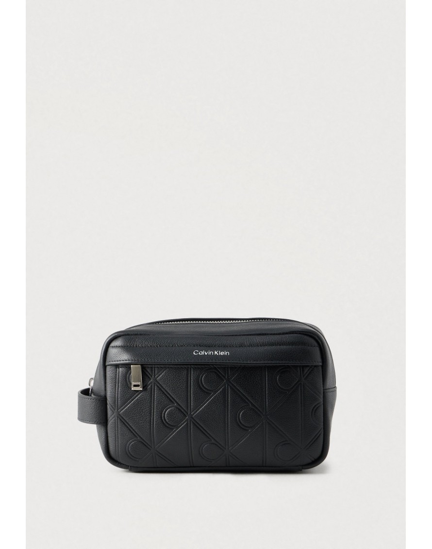 Calvin Klein Bolso XL Emblem AOP Embos Dop Kit